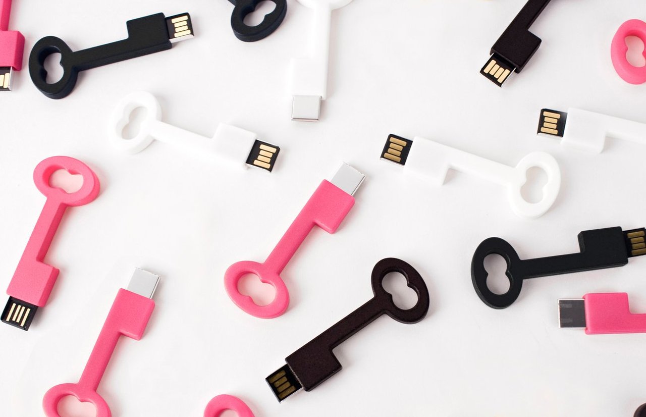 Usb colorful. Флешка в виде ключика. Подарочная флешка ключ. USB ключ. Упаковка гаджетов.